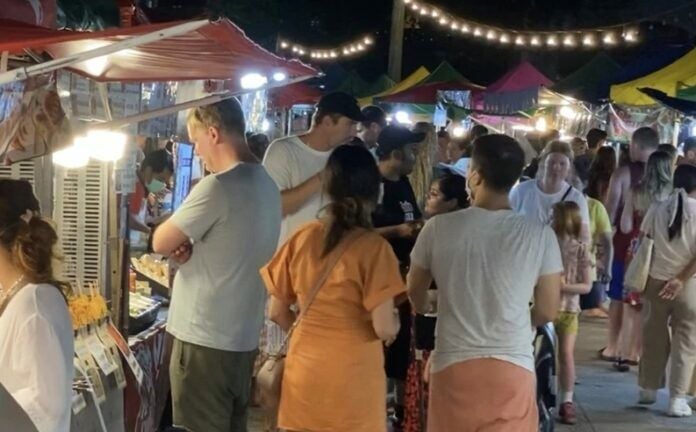 Tourists flock to famous market in Koh Samui