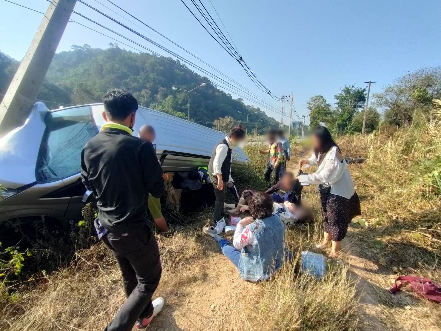 4 Chinese tourists & Thai tour guide injured in Chiang Mai crash