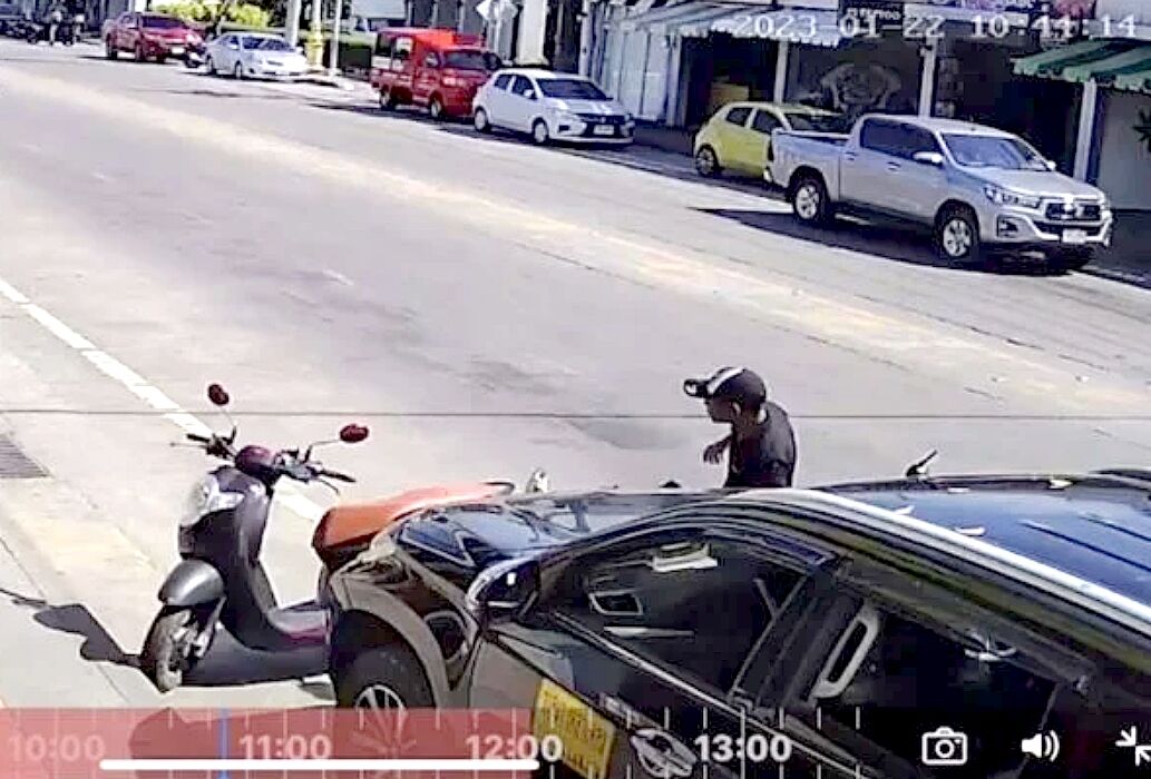 Patong taxi driver caught kicking over motorbike