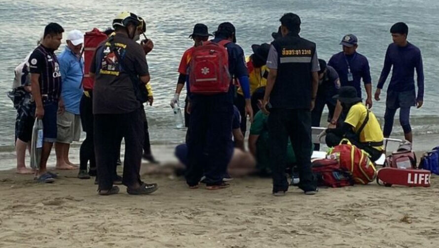 Lifeguards save foreign tourist from drowning in Pattaya