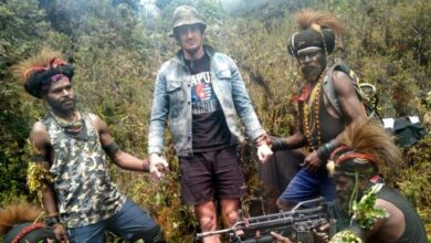 Papua militants release video of kidnapped NZ pilot