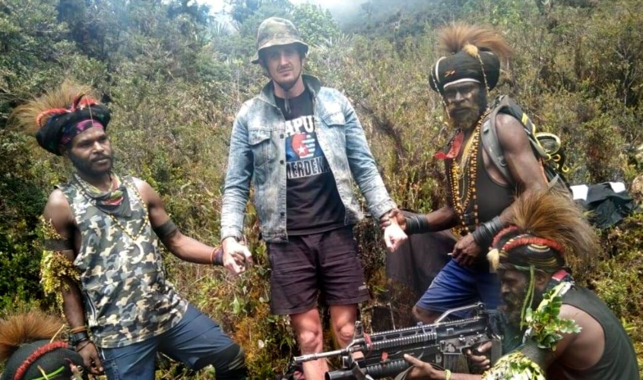 Papua militants release video of kidnapped NZ pilot