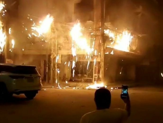 Massive fire breaks out in front of Pattaya massage parlour