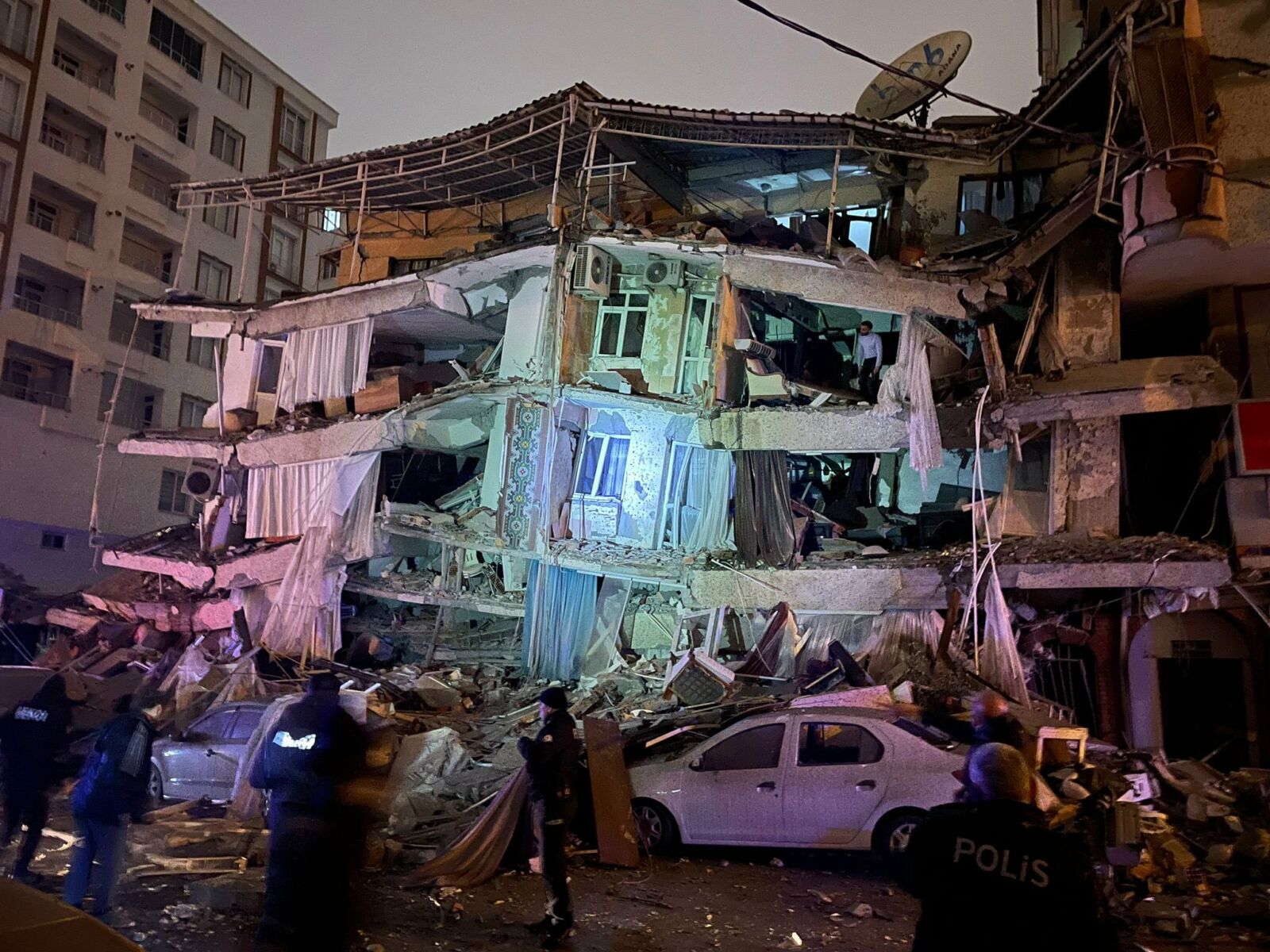 Earthquake rocks Turkey – buildings tumble and fear takes over (videos)