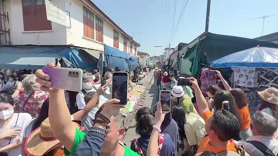 Chinese tourists flock to Folding Umbrella Market in central Thailand