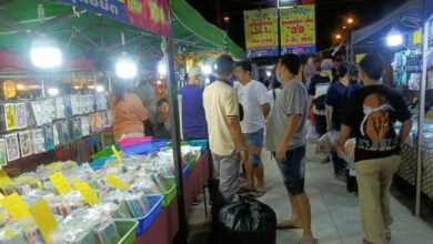 3 police attacked by 30 vendors while inspecting product piracy at a Thai market