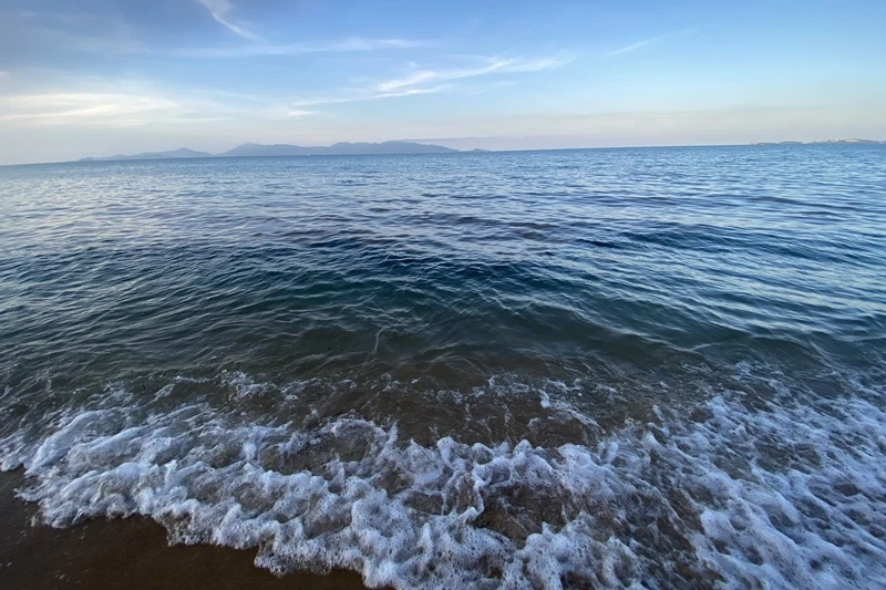 Foreigners can't swim at Koh Samui beach due to smelly oil spill