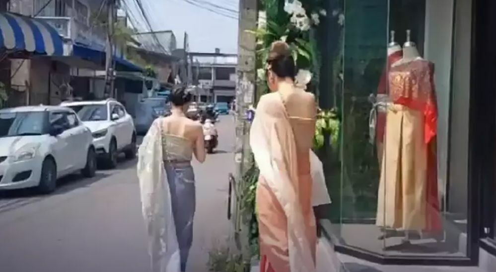 Chinese tourists walk around Chiang Mai in traditional Thai clothes | News by Thaiger
