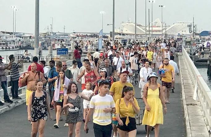 Pattaya island Koh Larn draws in 130,000 tourists this month