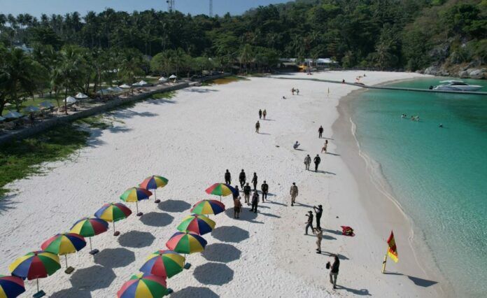 Thai navy busts Phuket umbrella operator for beach encroachment