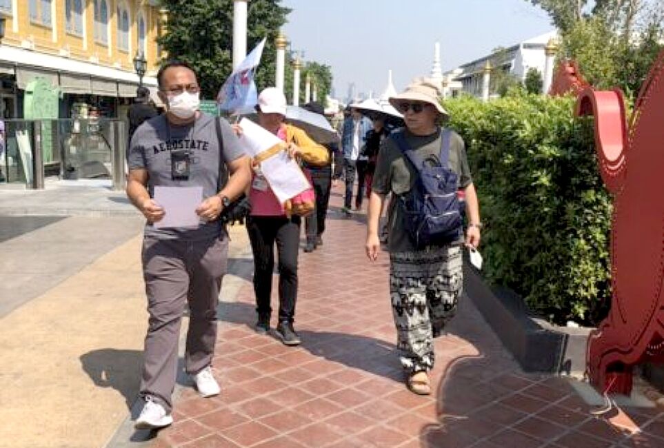 4 guides arrested leading Chinese tour group without ID