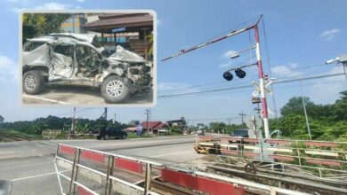 Broken railway crossing barrier in Thailand costs local mayor his life