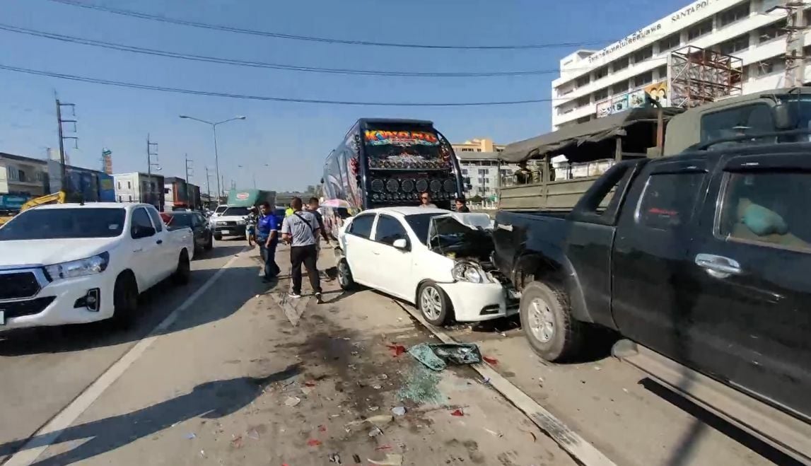 Drunk lawyer tries to flee after causing 9 vehicle crash | Thaiger