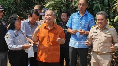 Fruit to the rescue: governor eases contamination worries by eating some mango