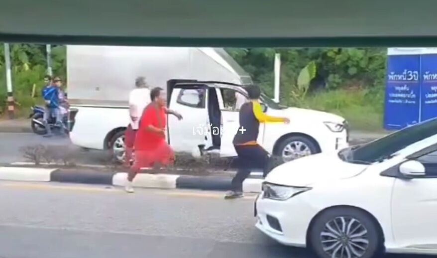 Phuket man smashes pickup truck and hits driver with iron bar (video)