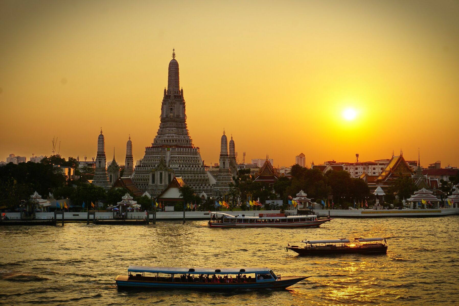 Sunset at Wat Arun