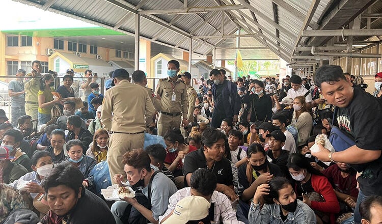 Thailand – Cambodia border checkpoint overwhelmed ahead of Songkran