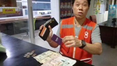 Kind Pattaya motorcycle taxi rider returns tourist’s wallet with 13,000 baht