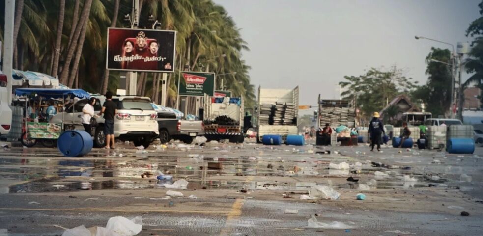 Songkran garbage plagues roads around Chon Buri beach