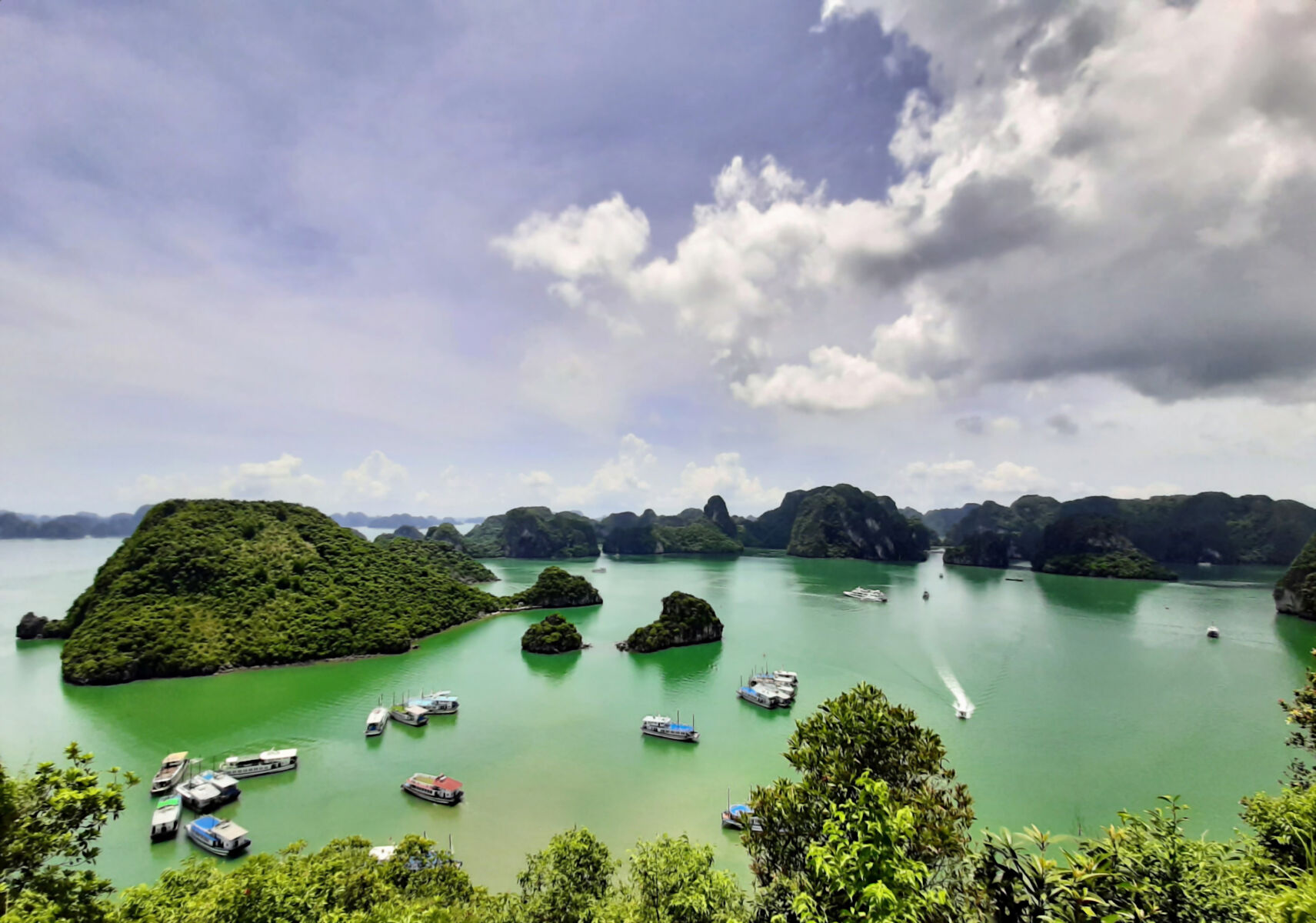 Tour helicopter crash near Vietnam’s Ha Long Bay kills 5