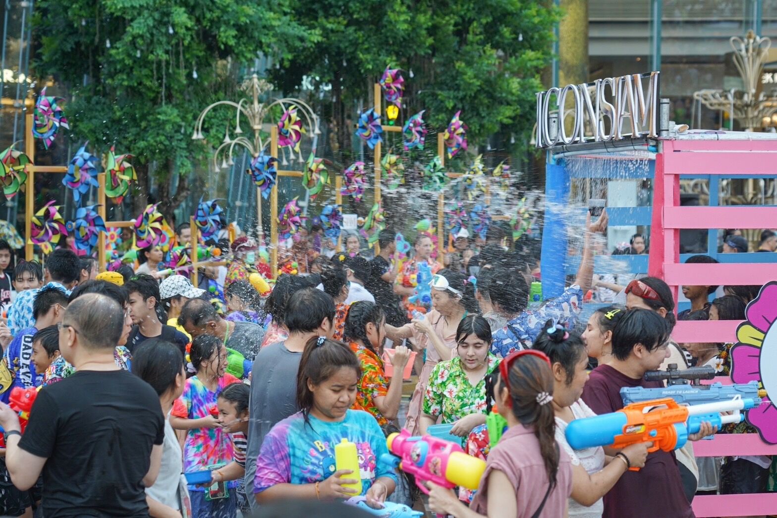 Stunning photos of the Songkran Festival, where people from all Around the World Gather to Celebrate | News by Thaiger