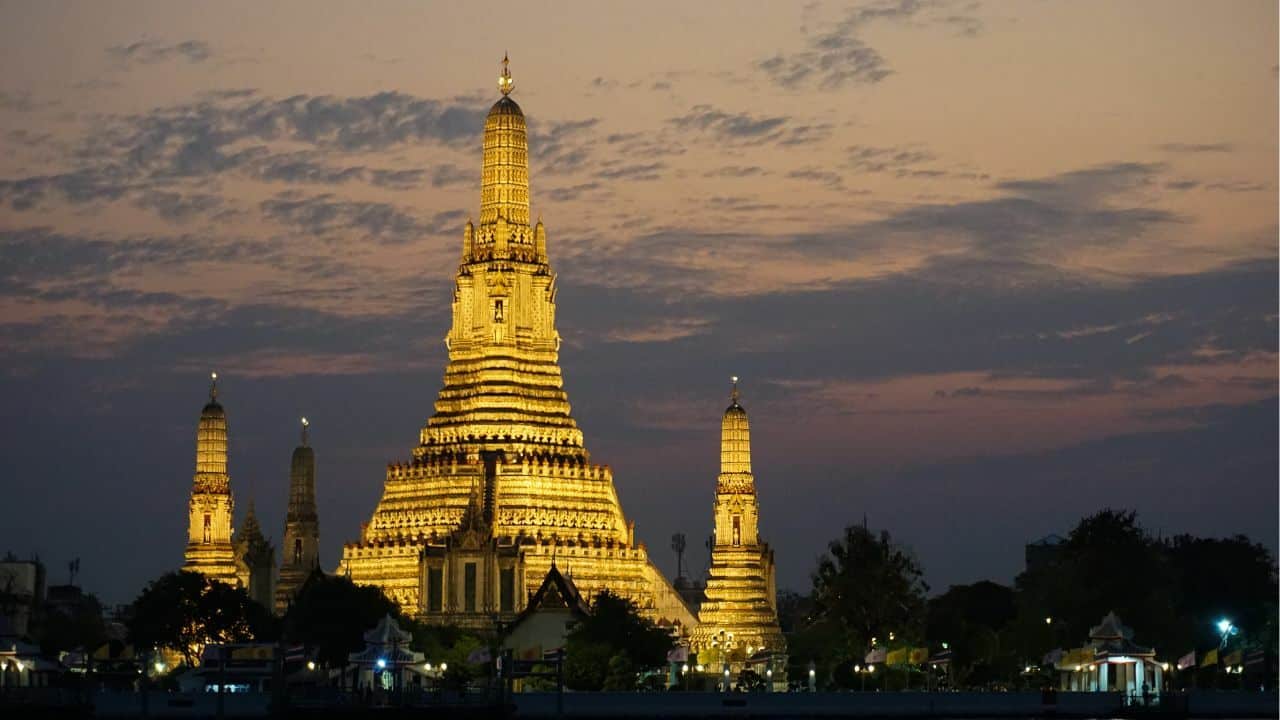 Wat Arun glowing as the sun is setting