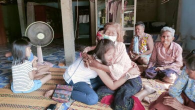 Reunited mother and daughter share tears of joy after 32 years apart in northeast Thailand (video)