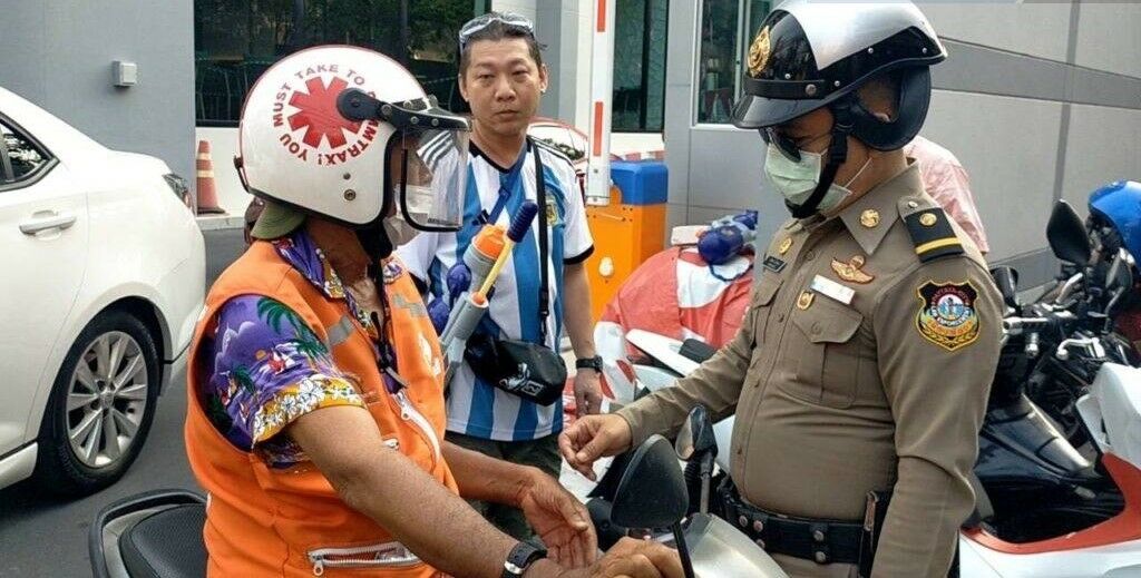 Pattaya motorcycle taxi rider threatens to kill 2 foreigners over fare dispute | News by Thaiger