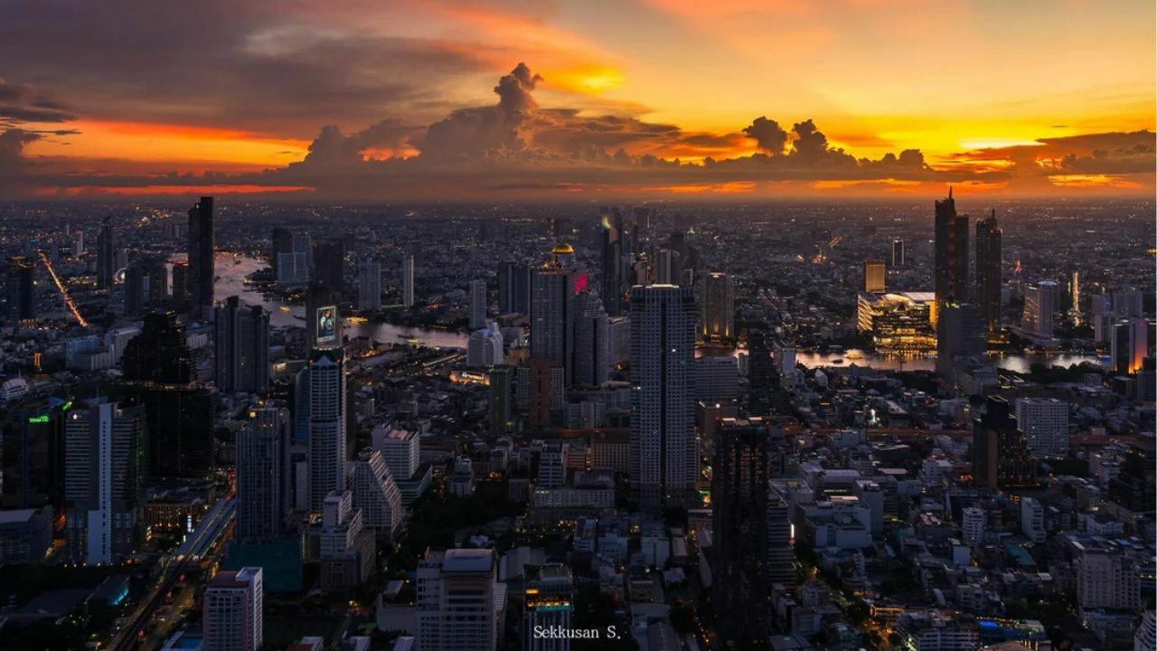 A beautiful photo from Sekkusan S. of the sunset from the Mahanakhon Skywalk taken from Reddit