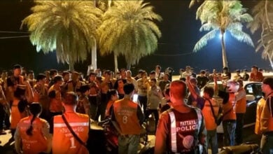 Police quell Bolt vs Win motorbike taxi driver standoff on Pattaya Beach
