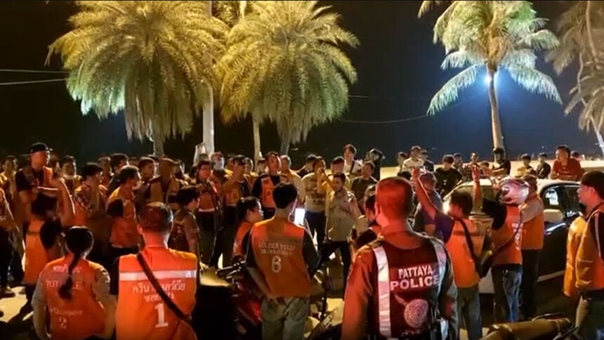 Police quell Bolt vs Win motorbike taxi driver standoff on Pattaya Beach