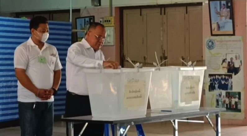 Phuket governor casts first vote in General Election