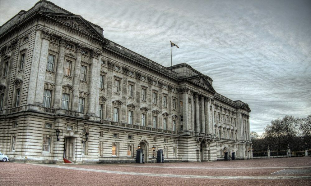 Man with knife arrested near Buckingham Palace: Suspected shotgun cartridges thrown into palace grounds