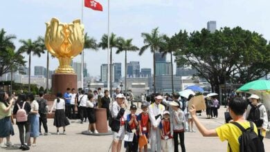 Hong Kong tourist attractions overflow with mainland visitors during holiday