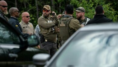 Manhunt in Texas for suspect who killed 5 neighbours