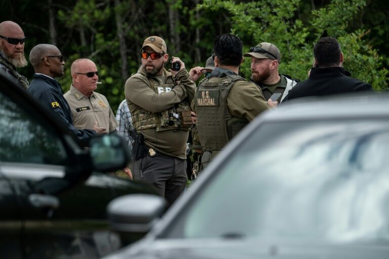 Manhunt in Texas for suspect who killed 5 neighbours