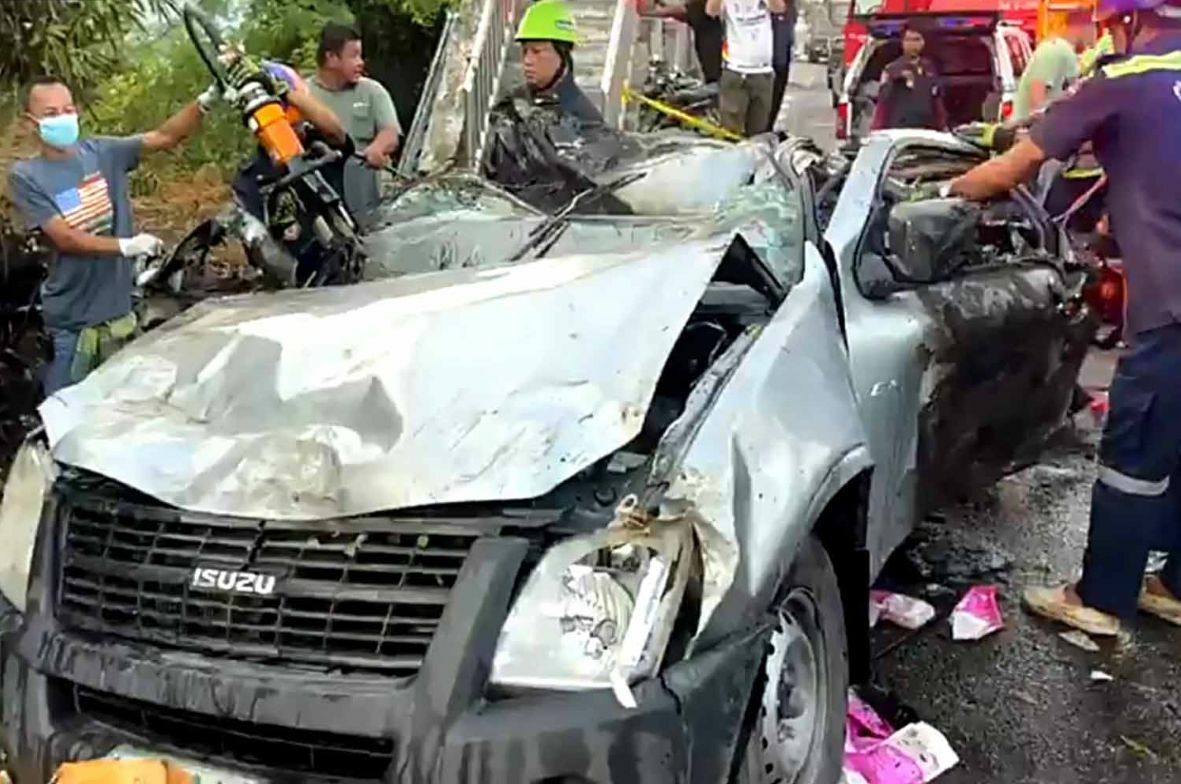 Pickup truck overturns and catches fire in Ban Lat district, killing two