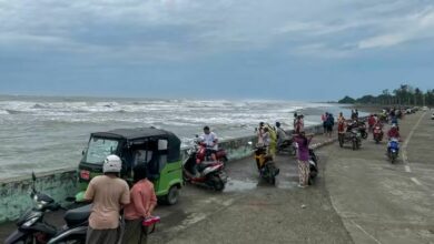Cyclone Mocha brings storm surge to western Myanmar and southeastern Bangladesh
