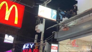 Distraught woman rescued from signboard in Walking Street, Pattaya