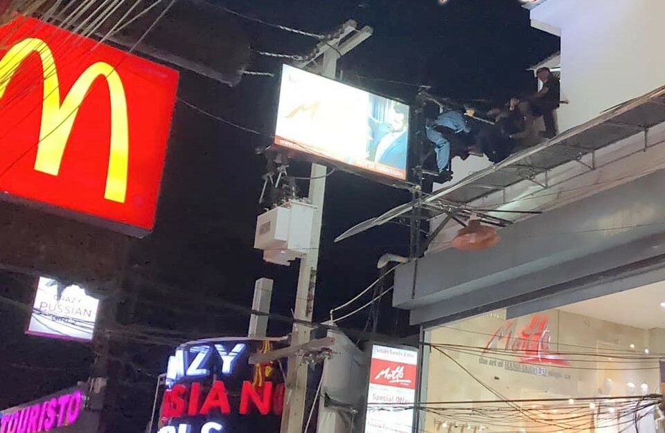 Distraught woman rescued from signboard in Walking Street, Pattaya