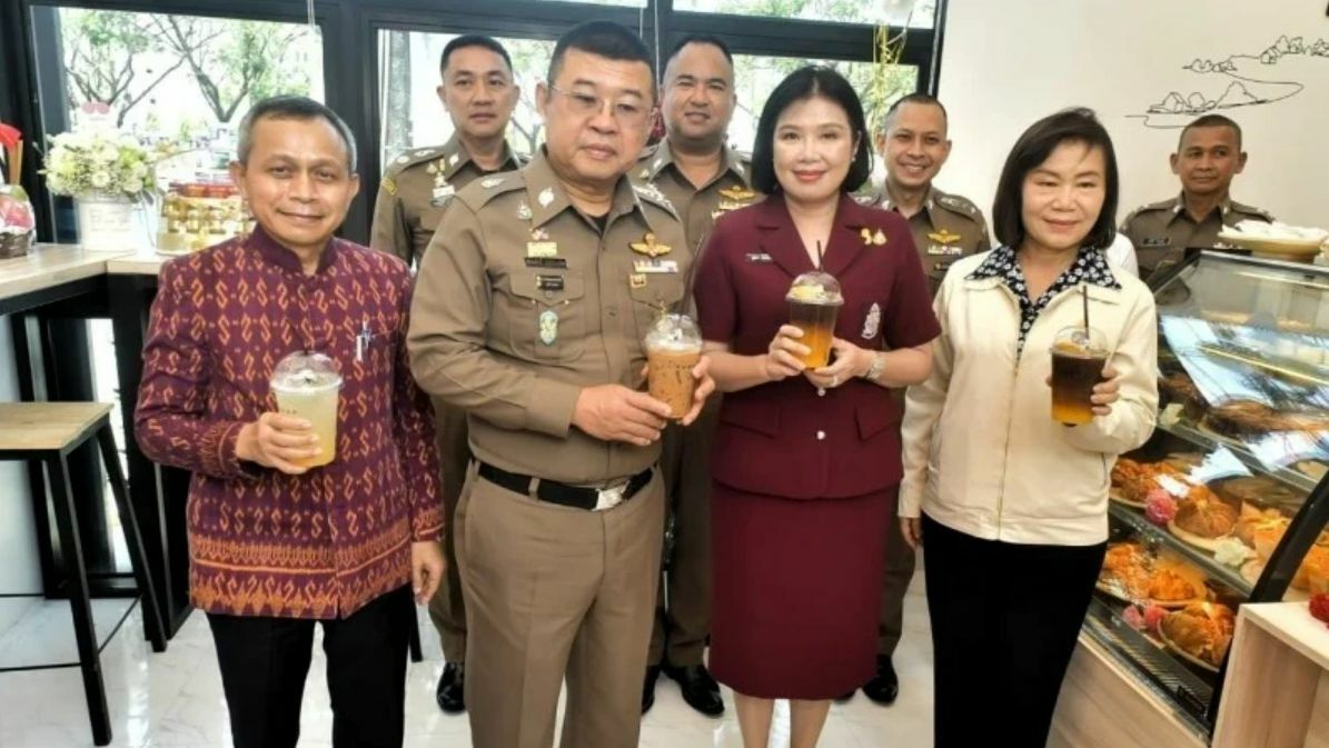 Phuket police chief inaugurates Punrak cafe at immigration office