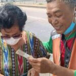 Honesty prevails: Motorcycle taxi rider returns lost 100,000 baht cash found on road to owner in Nonthaburi | Thaiger