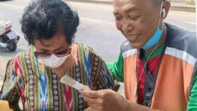 Honesty prevails: Motorcycle taxi rider returns lost 100,000 baht cash found on road to owner in Nonthaburi