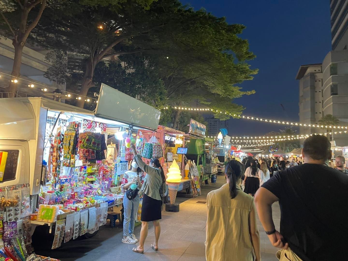 Srinakarinwirot University Market: Day and Night Market in Asoke area ...