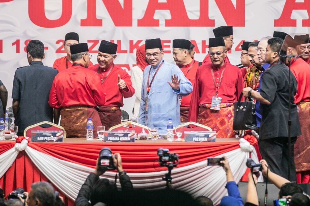 Anwar Ibrahim attends first Umno assembly since 1990s expulsion