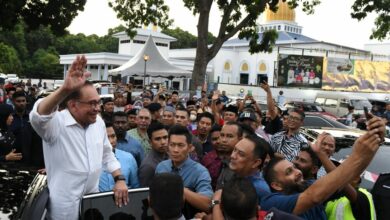 Anwar Ibrahim mingles with crowd at Balik Pulau Night Market