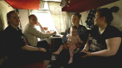 Ukrainian families return to frontline towns despite Russian threat