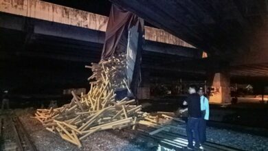 Lorry plunges from bridge onto railway in Chachoengsao, injuring passengers