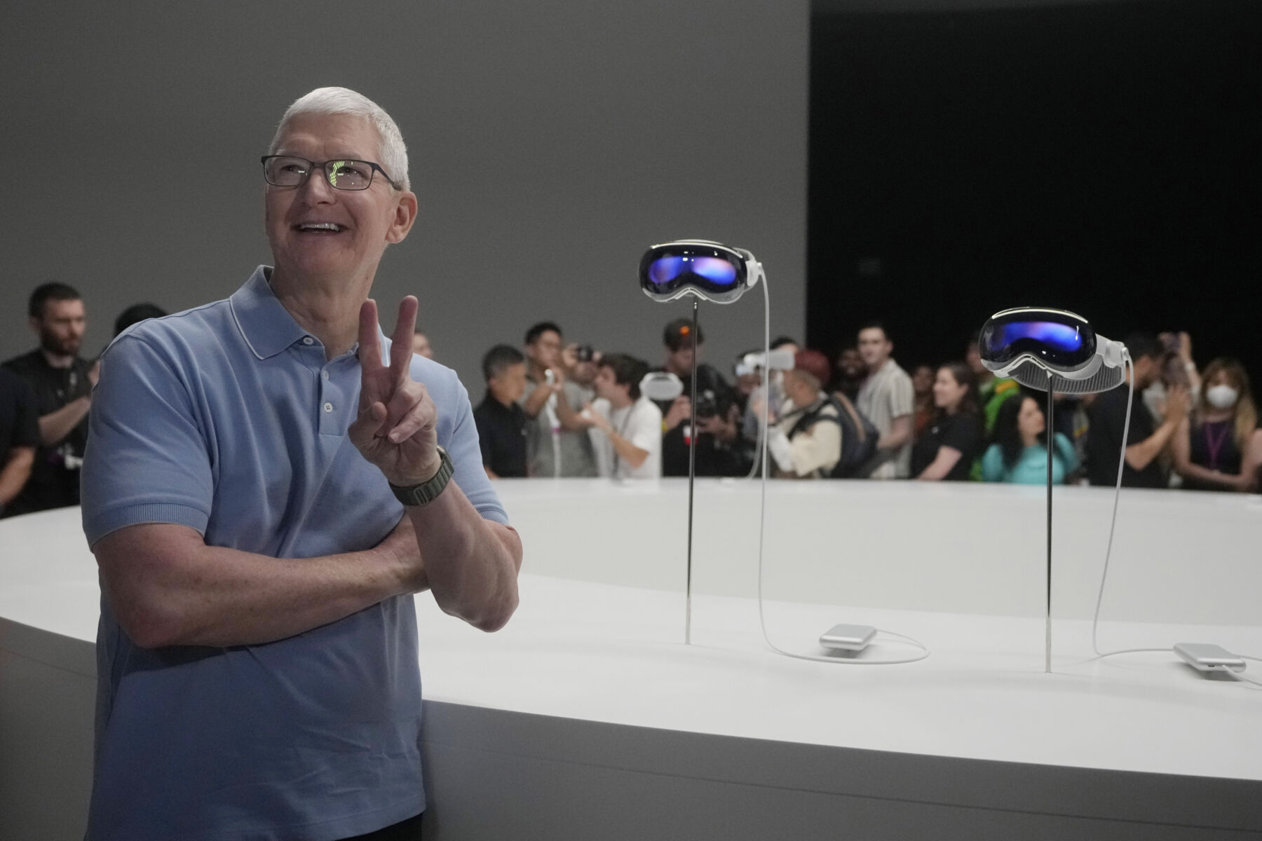 Apple unveils Vision Pro mixed reality headset, challenging Meta | Thaiger