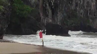 Rough seas prompt beach swimming ban in Trang
